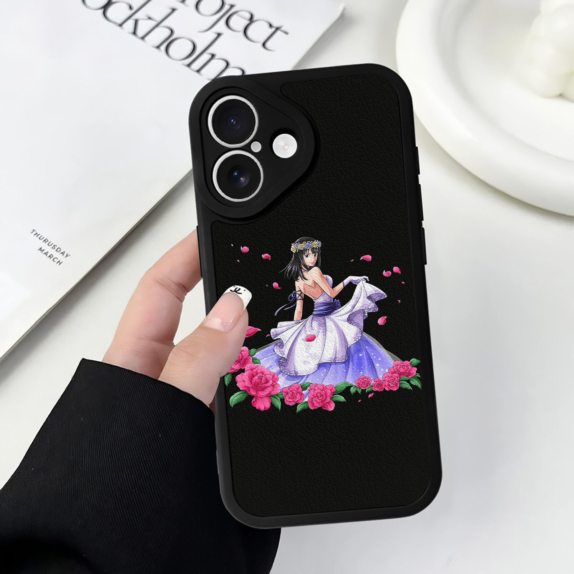 （画像用） ワンピース ニコ・ロビン ONE PIECE Nico Robin 【iPhone 16シリーズ対応】シリコンスマホケース（レザー調） 材質：シリコン